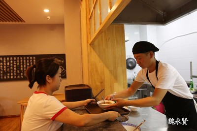 90后小夫妻高新區(qū)開中式快餐店，服務(wù)白領(lǐng)生意紅火
